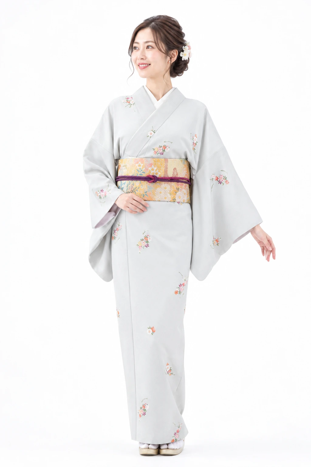 淡い灰色の花柄着物と金色の帯の着用例